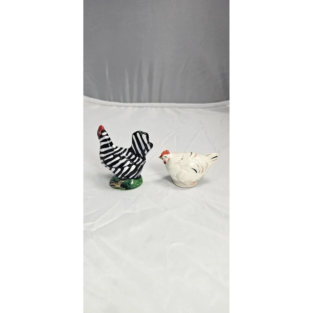 Vintage Chicken Hen Salt & Pepper Shakers Mismatched Pair Japan Black‎ White